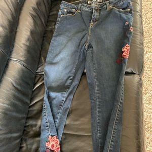 Melanie Lyne dark wash Jeans with embroidered flowers